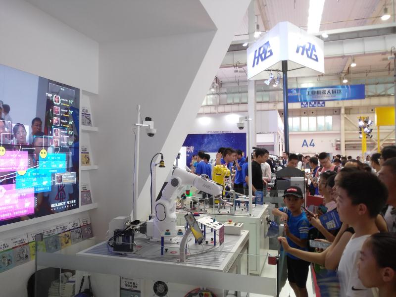 批量培訓工業機器人應用工程師 破解先進制造業人才瓶頸